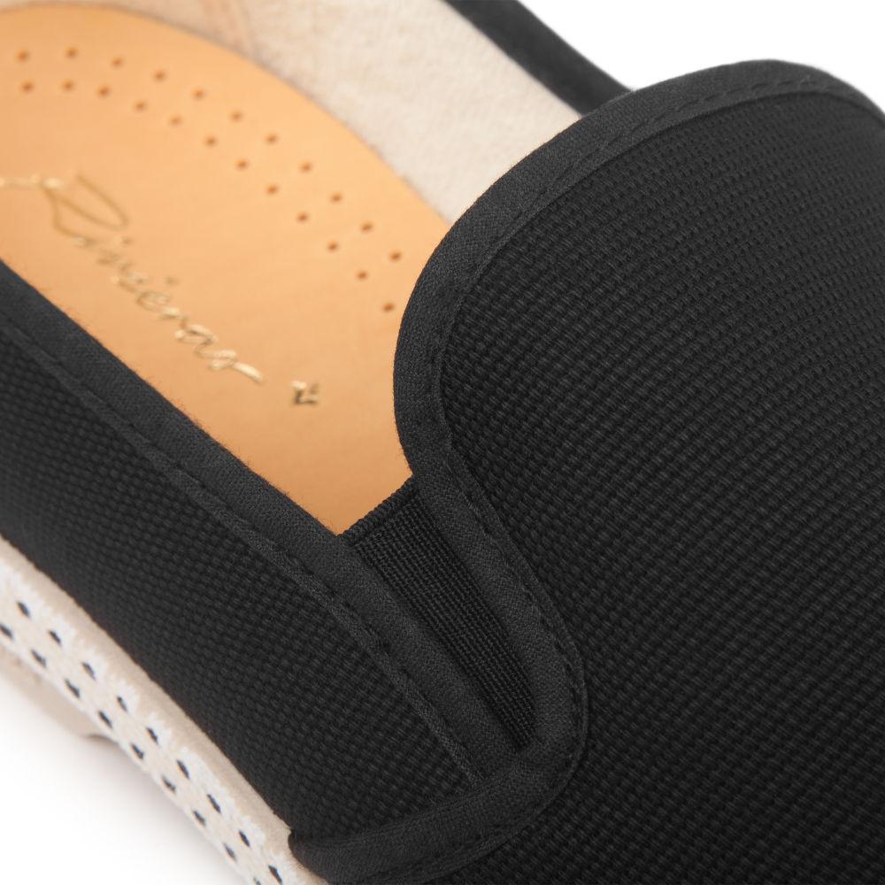 Classic Canvas Black